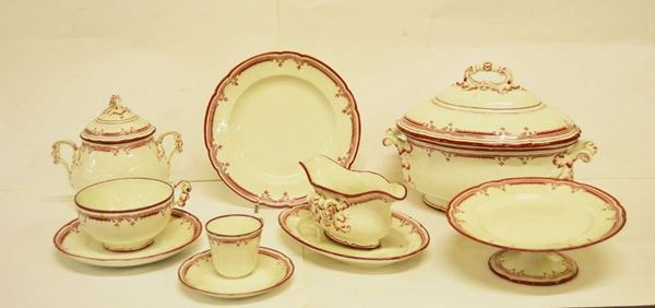 Servito, sec. XX, in maiolica decorata, composto da 10 piatti piani, 9 scodelle, 11 tazzine da caffÃ¨ con 9 piattini, 12 tazze con piattini, 18 fra alzate, vassoi, zuppiere, salsiere e zuccheriere