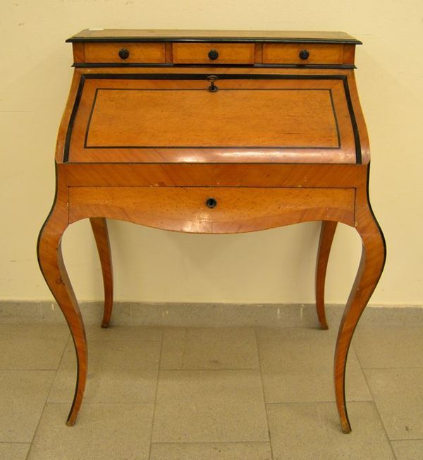 Ribaltina da centro, Francia sec. XIX, in acero filettato, quattro cassetti, internamente due cassettini, gambe mosse, cm 71x53x95, piccoli difetti