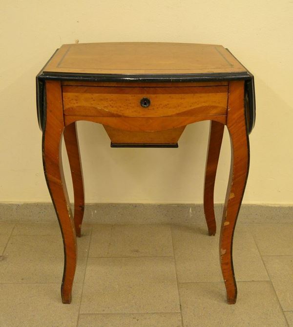 Tavolino da centro, Francia sec. XIX, in acero filettato con bandelle laterali, due cassetti, gambe mosse, cm 55x50x71, mancanze