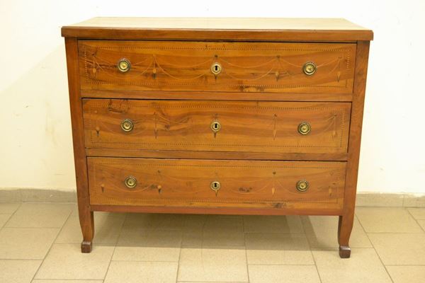 Cassettone, Luigi XVI, in noce intarsiato a tre cassetti, cm 122x54x101