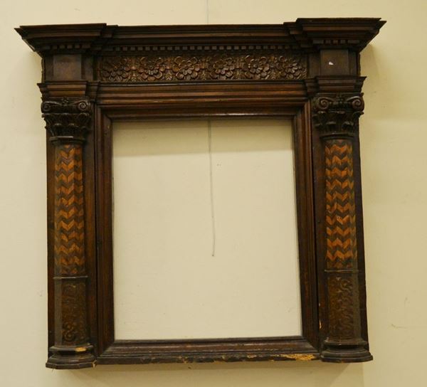 Tabernacolo, sec. XVIII, in noce intarsiato e intagliato, con laterali a colonna con finali a capitello, luce cm 69x57 e cornice cm 113x103