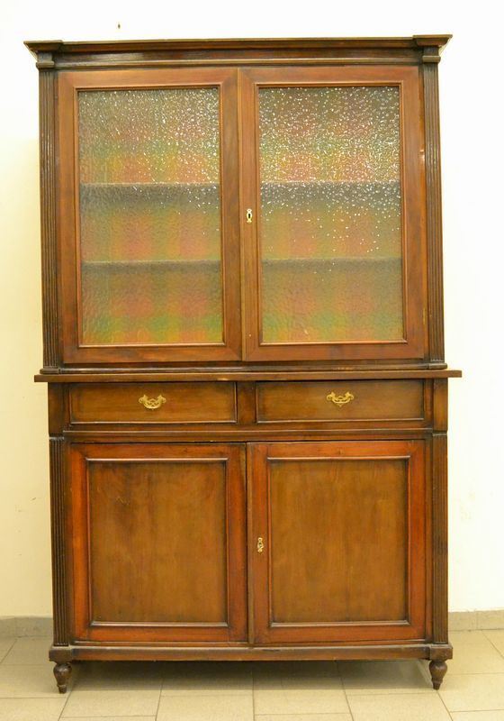 Vetrina, Inghilterra inizi sec. XX, in mogano a due corpi, quattro sportelli due dei quali in vetro, due cassetti, cm 136x43x210