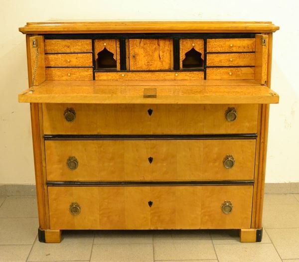Cassettone Biedermeier, in acero, quattro cassetti di cui uno a scarabattolo, internamente sette cassettini, uno sportello e piccoli vani a giorno, cm 117x52x109