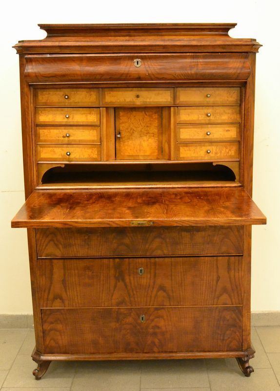 Secretaire, sec. XIX, in legno a tre cassetti, sportello a ribalta, internamente nove cassettini e uno sportello, cm 99x47x151