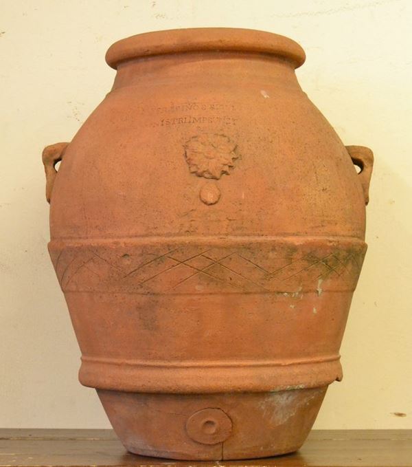 Orcio, sec. XIX, in terracotta, reca la scritta SERAFINO E FIGLI NISTRI IMPRUNETA, alt. cm 74, filato