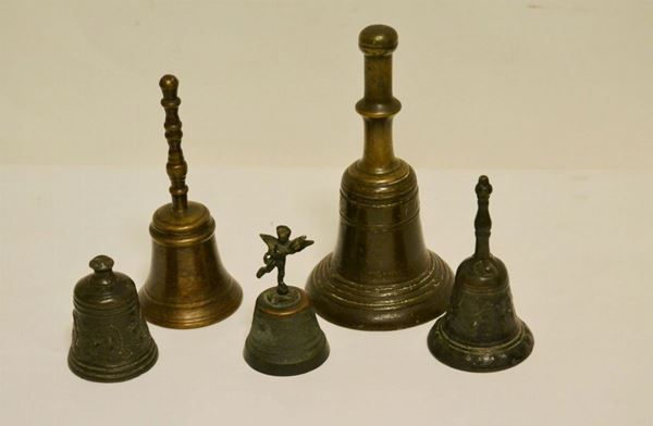 Cinque piccole campane, sec. XVIII, in bronzo lavorato  (5)