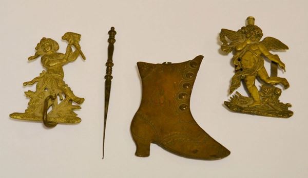 Tre porta aghi, sec. XIX, in bronzo, due a forma di angeli e uno a forma di stivaletto, alt. cm 9