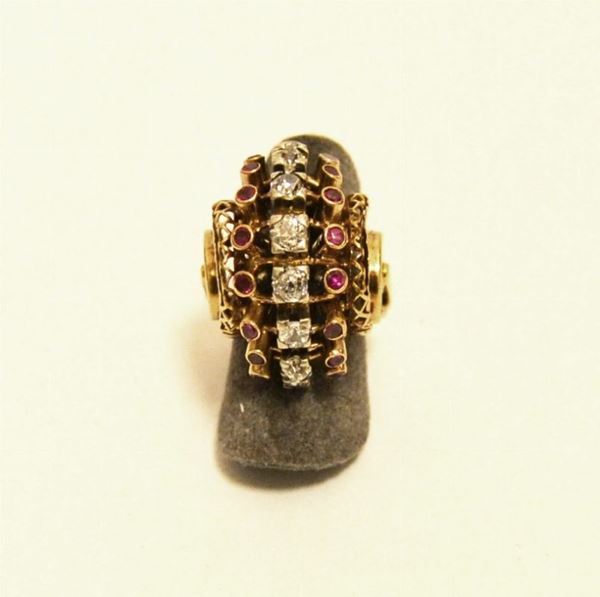 Anello in oro rosso, con una fila centrale di sette brillanti e due file laterali con rubini e smeraldi, g 8