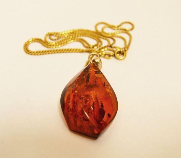 Collana in oro giallo, con pendente di forma sagomata in ambra, g 6