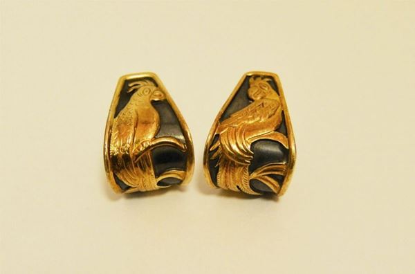 Paio di orecchini in argento e oro, decorati a pappagalli, g 16,5