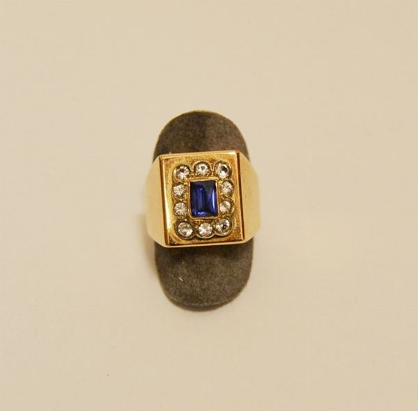 Anello in oro giallo con pietra blu e zaffiri bianchi, g 10,8