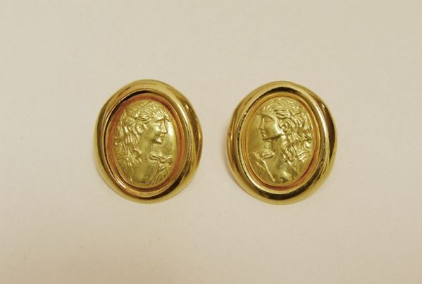 Paio di orecchini in oro giallo, con decorazione a busti femminili, g 7,4