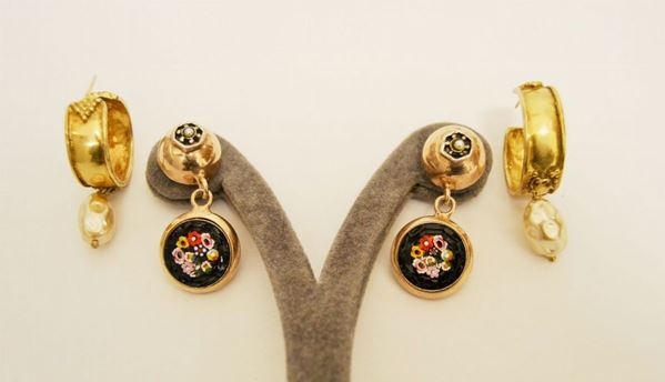 Paio di orecchini in argento 925, con pendente a micromosaico a fiori, e altro paio di orecchini in argento dorato 925, con pendente a finte perle