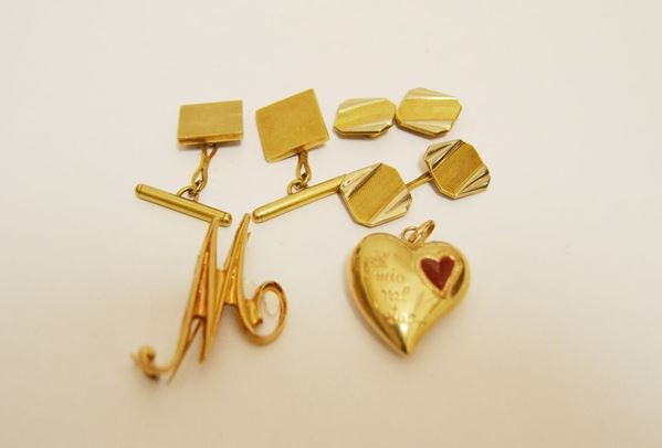 Lotto composto da due paia di gemelli in oro giallo, pendente a forma di cuore in oro giallo e spilla in oro giallo a forma di M, tot. g 25 ( 4 )