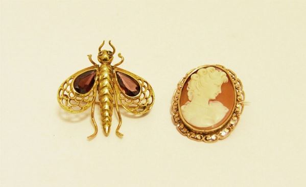 Spilla cammeo, con montatura in oro giallo e altra spilla in oro giallo e pietre a forma di mosca ( 2 )