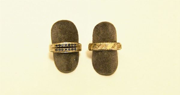 Anello in oro bianco con cinque brillantini e altro anello in oro bianco con due file di piccoli zaffiri, tot. g 9,8