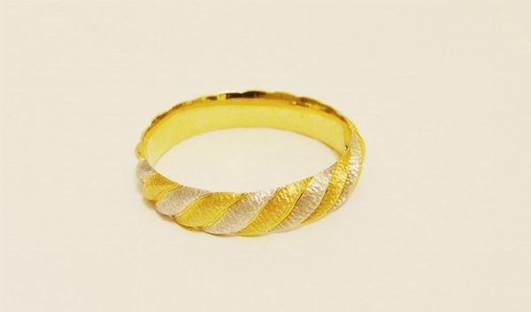 Bracciale rigido lavorato in oro bianco e giallo, g 39,5