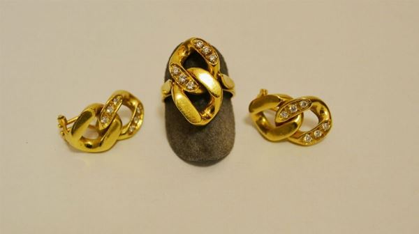 Paio di orecchini in oro giallo e brillanti e anello en suite, tot. g 28,9 ( 2 )