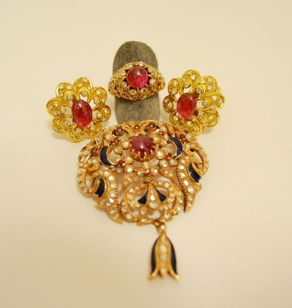 Paio di orecchini in oro giallo con rubino cabochon e brillanti, anello en suite e spilla in oro giallo con rubino cabochon, diamanti, rubini e smeraldi, tot. g 48,3 ( 3 )