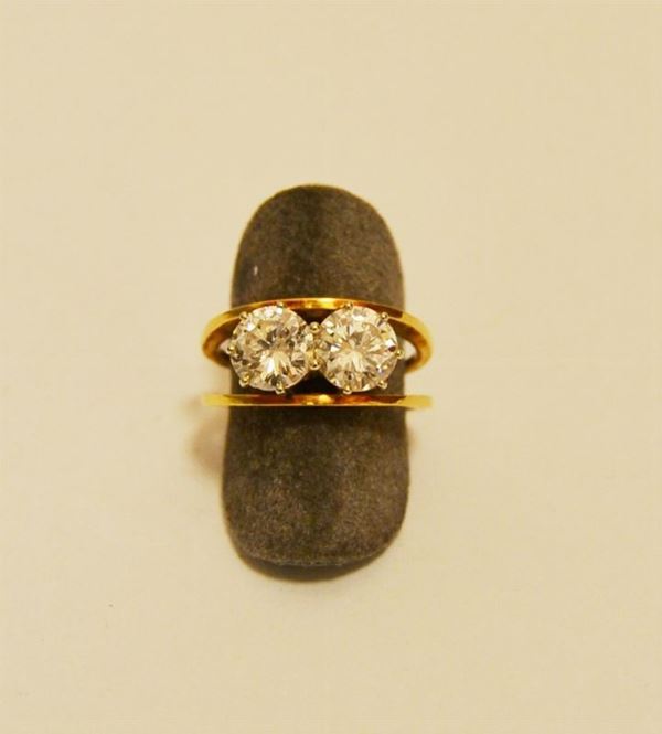 Anello in oro giallo con due brillanti di ct 1,25 ciascuno