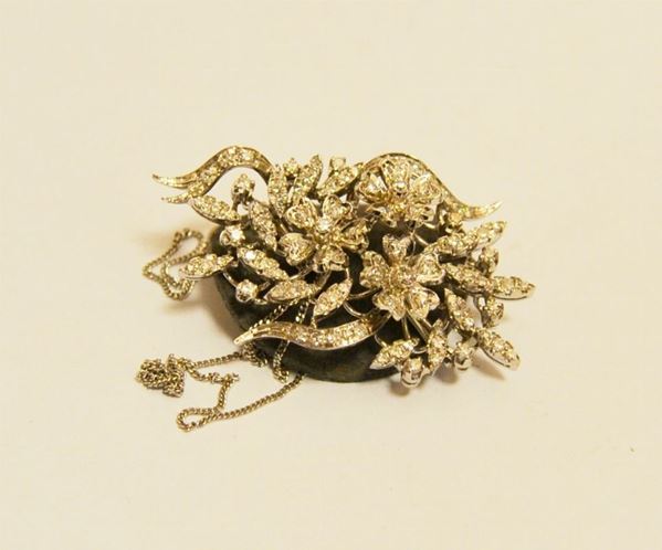 Spilla in oro bianco, a forma di fiore, decorata con brillanti e catenina in oro bianco, g 14