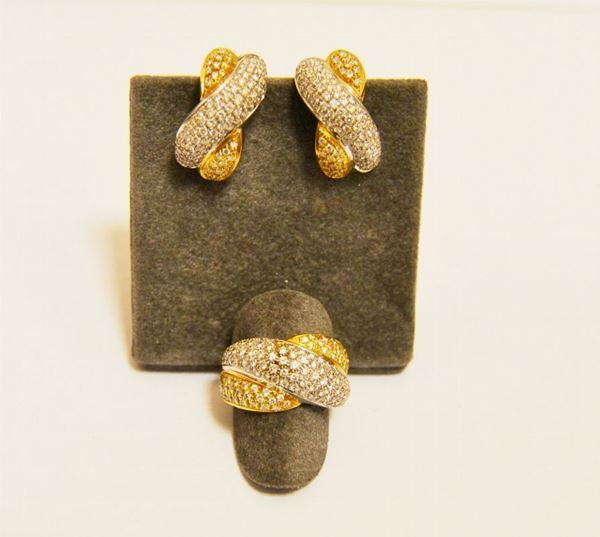 Anello in oro giallo e bianco a treccia, con pavÃ¨ di brillanti e paio di orecchini analoghi, g 28,2, mancanze