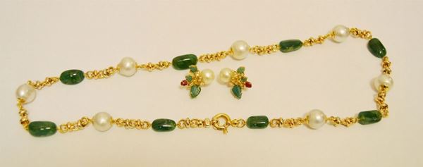 Collana in oro giallo con sette perle SOUTH SEA barocche e otto smeraldi di forma irregolare, oltre paio di orecchini en suite con brillantini, g 94,6 ( 3 )