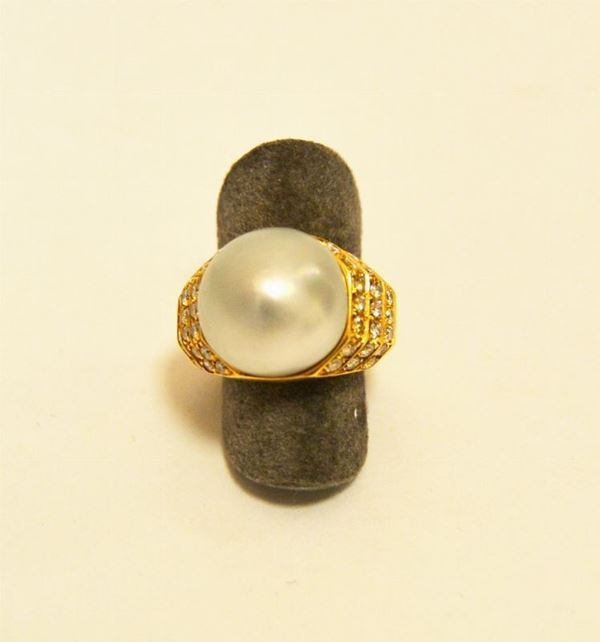 Anello in oro giallo con perla SOUTH SEA, e quarantadue diamanti taglio brillante