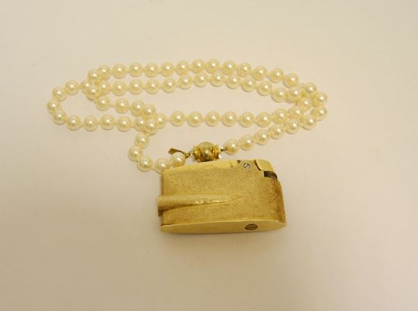 Accendino da tasca rivestito in oro 18 kt; collana ad un filo di finte perle ( 2 )