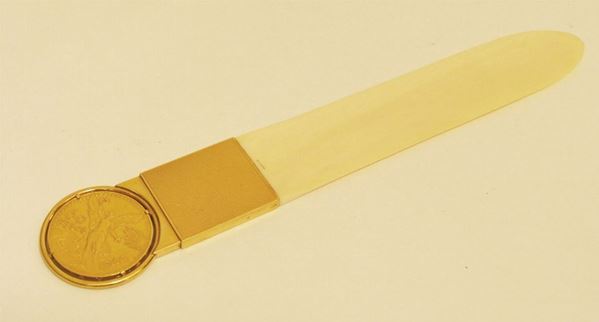 Tagliacarte in avorio con impugnatura in oro giallo, con incastonata una moneta in oro da 50 pesos messicani