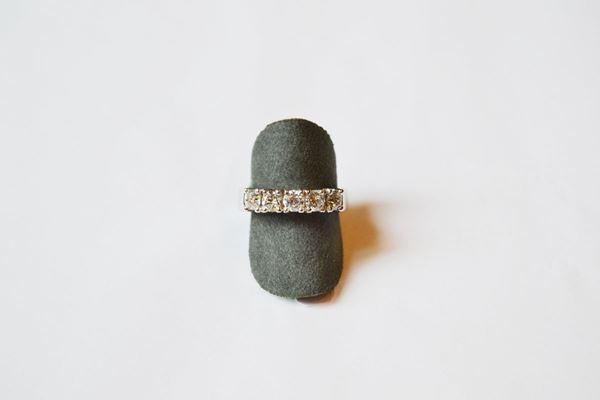 Anello 'riviere' in oro bianco e diamanti, la parte anteriore decorata da una linea di cinque brillanti montati a griffe per ct 1,25, misura 14