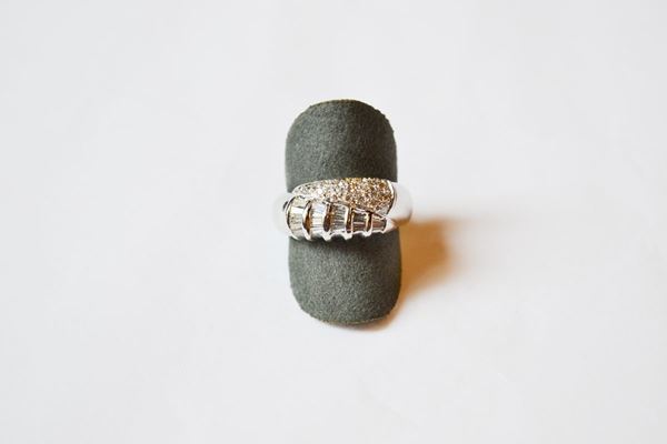 Anello in oro bianco e diamanti, realizzato come una fascia bombata con un motivo in contrariÃ¨ in diamanti baguette e brillanti, g 7