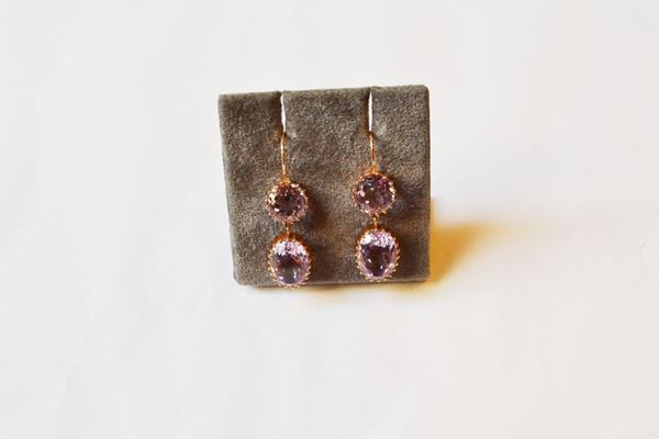 Paio di orecchini pendenti in oro rosa ed ametiste, ciascuno realizzato con una monachella decorata da un'ametista circolare montata entro castone in oro rosa a cui Ã¨ sospesa un'ametista ovale analogamente montata, ametiste per complessivi ct 20 circa, g 10