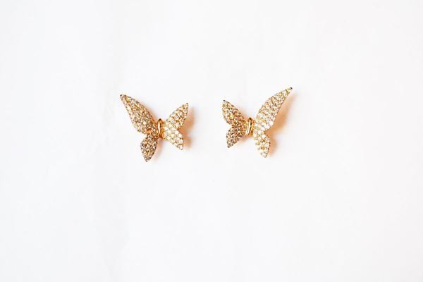 Paio di orecchini in oro rosa e diamanti, ciascuno modellato come una piccola farfalla decorata in pavÃ¨ di brillanti per ct 0,50 circa, un brillantino mancante