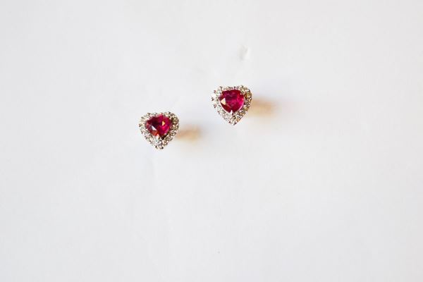 Paio di orecchini in oro bianco, rubini e diamanti, ciascuno realizzato con un rubino di taglio a cuore montato entro una cornice in piccolissimi brillanti, g 2