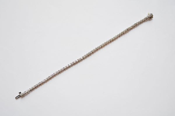 Bracciale tennis in oro bianco e diamanti, realizzato ad una fila di cinquantotto brillanti per complessivi ct 1,70 circa, g 12