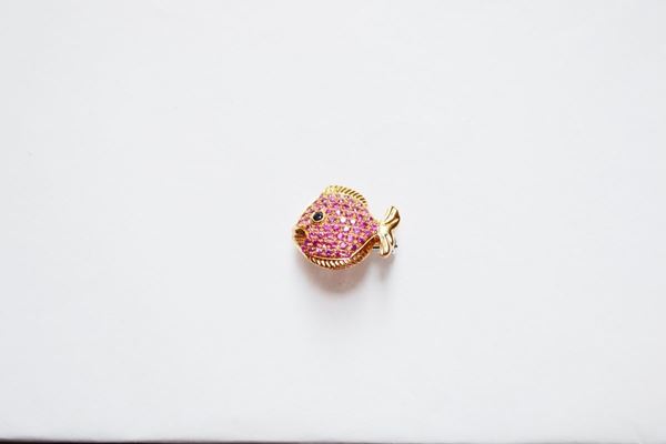 Piccola spilla in oro giallo e zaffiri, modellata come un pesce decorato in pavÃ© di zaffiri rosa, l'occhio realizzato con uno zaffiro blu, g 4