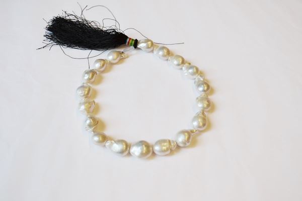 Filo di perle barocche                                                      realizzato con 18 perle barocche bianche diametro da mm 20 a mm 16 poste in lieve gradazione, da montare