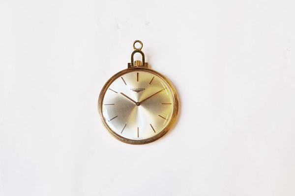 Orologio da tasca Longines in oro giallo 18 kt, entro astuccio              Cassa a savonnette in oro giallo liscio, corona di carica e appiccagnolo ad ore 12. Quadrante argentÃ¨ con indici a bastone applicati. Movimento a       carica manuale. Diam. mm 41