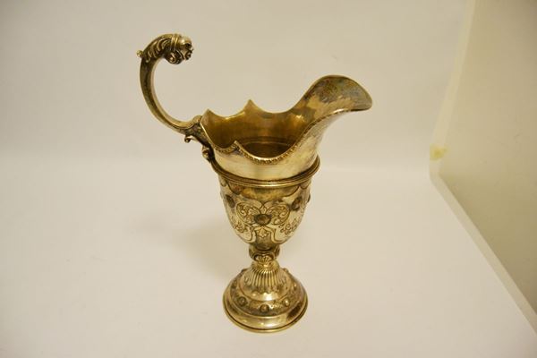 Boccale in argento, inizi sec. XX, inciso e sbalzato, manico con finale a testa, alt. cm 33, g 920