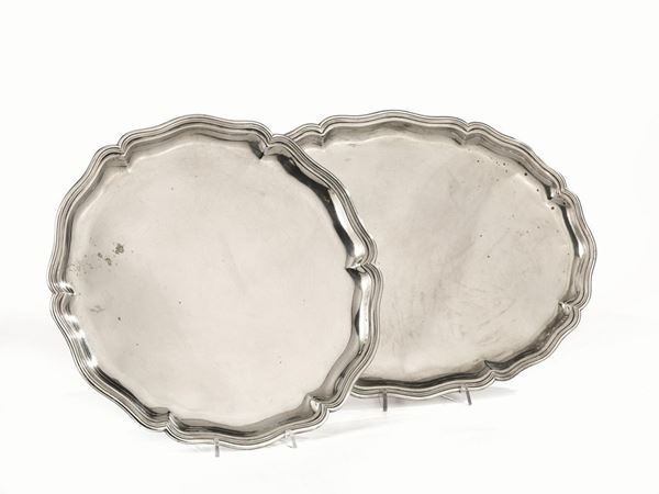 Vassoio circolare, in argento. bordo smerlato, diam. cm 40, g 1240