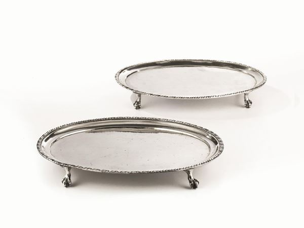 Vassoio, Bologna, sec. XIX,   di forma ovale in argento con bordo a cordonetto e quattro piedini ad       artiglio, cm 30x23, g 650