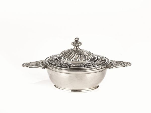Coppetta con coperchio, Francia, sec. XIX, di forma circolare, a due anse   sagomate e cesellate a volute di foglie e coperchio con finale a trottola,  g 500