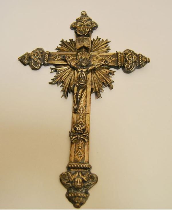 Croce in argento sbalzato, sec. XVIII, alt. cm 35