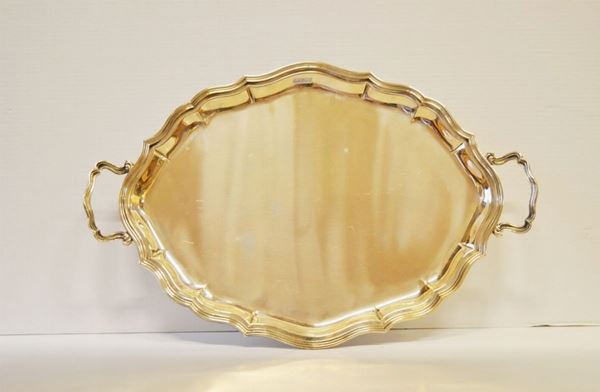 Vassoio ovale, in argento, bordo smerlato, due manici a volute, cm 60x39,5, g 1960