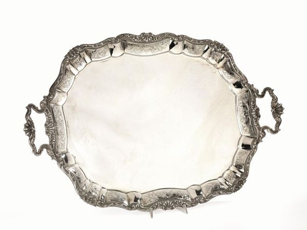Guantiera, in argento di forma rettangolare sagomata con tesa incisa a      fiori e foglie, cm 77,5x51,5, g 4300