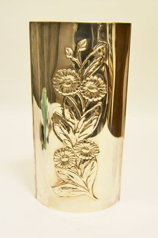 Vaso portafiori in argento sbalzato, alt. cm 28, g 609