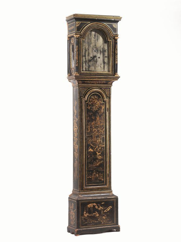 Orologio a colonna, Inghilterra, seconda metÃ  sec. XVIII, in legno ebanizzato e dorato a chinoiserie, quadrante in metallo con numeri romani,firmato Price Chichester, alt. cm 210, meccanismo da revisionare, riprese alla doratura