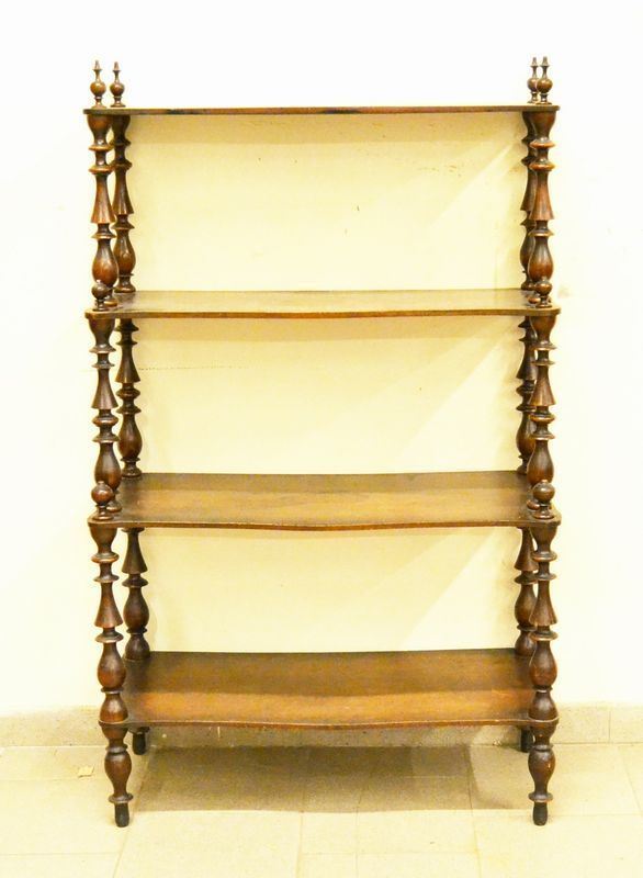 Etagere, Toscana, secolo XIX, in noce, a quattro ripiani, colonne tornite, cm 80x37x130, piccoli difetti