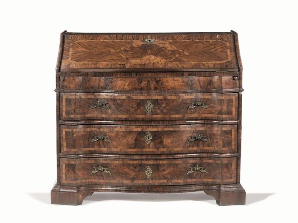 Cassettone scrivania, Emilia, metÃ  sec. XVIII, in radica di noce e radica di olivo intarsiate, piano a ribalta decorato da riserve sagomate scarabattolo interno con cassetti, vani a giorno e segreto, fronte a doppia mossa a tre cassetti, base modanata, piedi a mensola, cm 118x59x109, scarabattolo con restauri, piccoli danni e mancanze